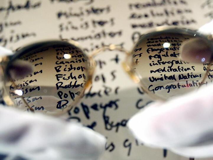 Die Brille von John Lennon und das Manuskript zu 'Give Peace A Chance' wurden versteigert.