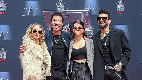 Lionel Ritchie mit seinen drei Kindern Nicole (li.), Sofia und Miles, der überraschend bei der Hochzeit seiner Schwester fehlte.