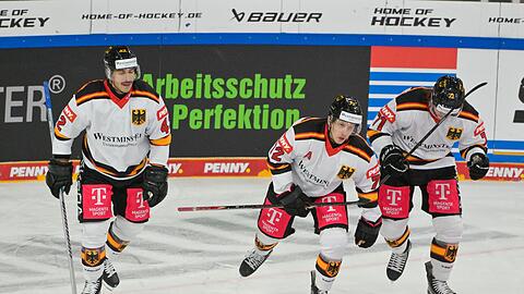 Nach seinem Tor gegen Lettland verletzte sich Dominik Kahun (M.) und kann beim Deutschland Cup nicht mehr spielen.