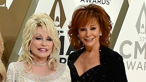 Dolly Parton (li.) und Reba McEntire bei den CMA Awards 2019.