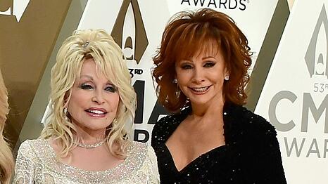 Dolly Parton (li.) und Reba McEntire bei den CMA Awards 2019.