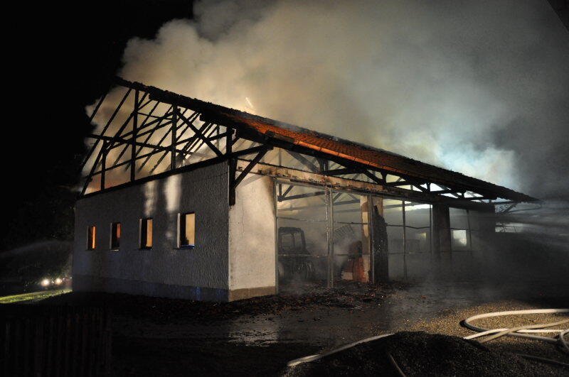 Eine Maschinenhalle im oberbayerischen Schwindegg brennt vollständig ab.
