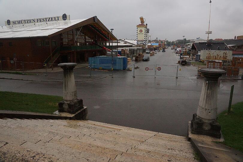 Dienstag, 27. August: 24 Tage vor dem Startschuss für die Wiesn 2013 ist es nass und trist auf der Theresienwiese.