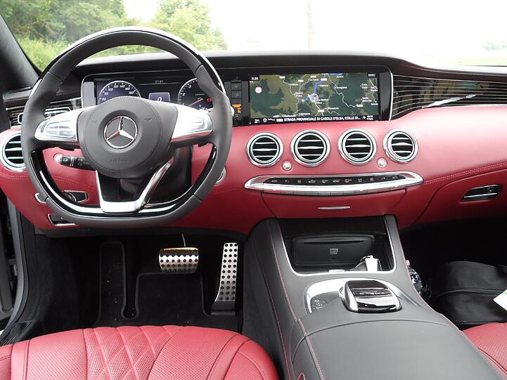 Dezent-aggressive Nase: Das neue S-Klasse Coupé schaut schon im Stand ziemlich dynamisch aus. Und es lockt mit Neigetechnik, einem superschicken Interieur, Swarowski-Kristallen im Scheinwerfer und reichlich Power.