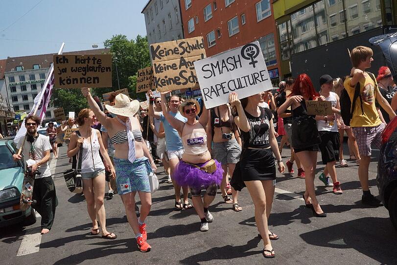 Am Samstag gingen beim "Slutwalk" hunderte Menschen auf die Straße. Er richtet sich gegen sexuelle Gewalt. Die Bilder!
