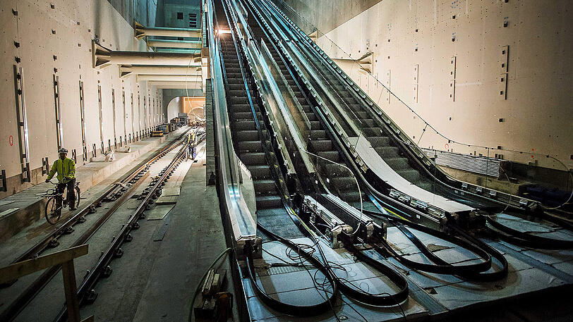 2.) Heute gibt es allein in den USA nach Angaben des Aufzug- und Rolltreppenverbandes rund 35.000 Rolltreppen, die täglich mehr als 245 Millionen Menschen befördern.