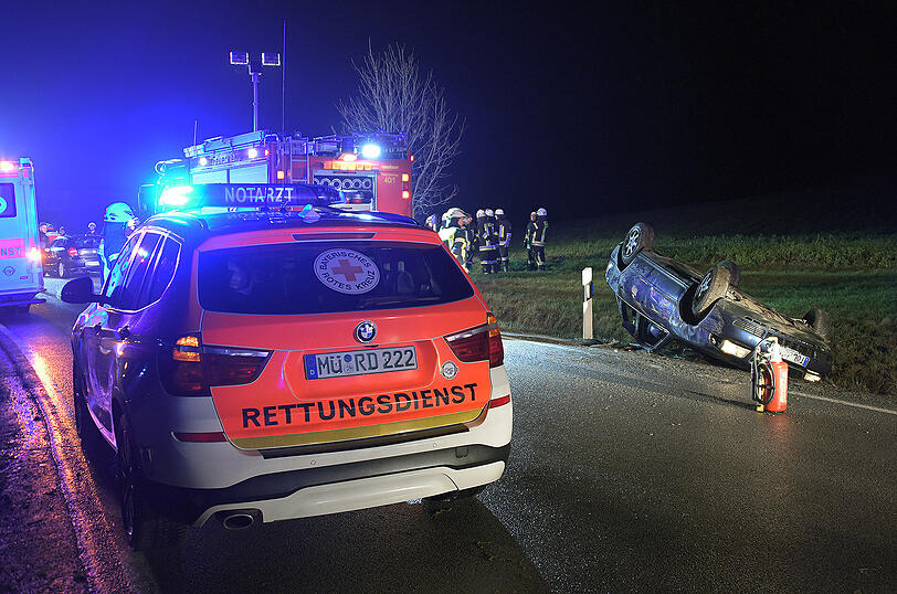 In der Neujahrsnacht ist auf der Staatsstraße nach Buchbach ein Unfall passiert: Drei Personen wurden dabei verletzt.