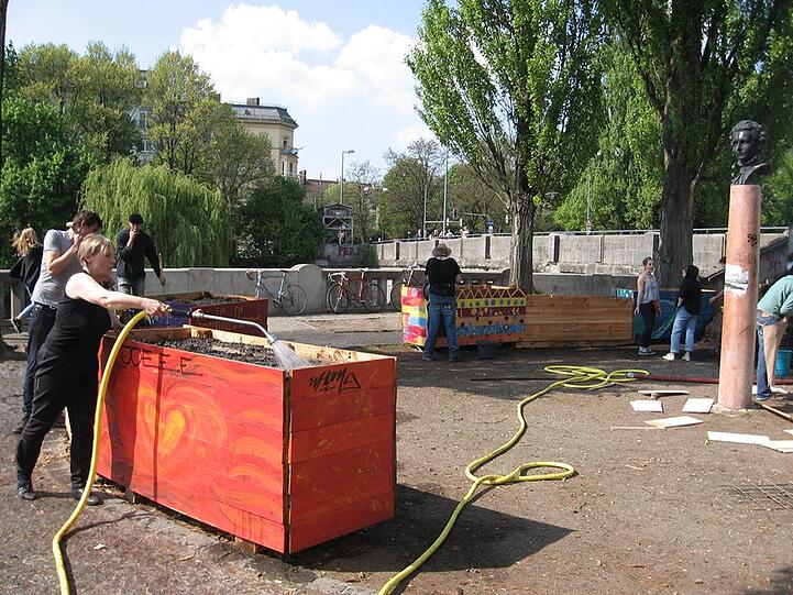 ... bauen und pflanzen. Schon bald soll der öffentliche Garten fertig sein.