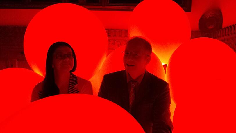 Stadtbaurätin Elisabeth Merk und MGS-Geschäftsführer Ulf Millauer inmitten der leuchtenden Ballons. Foto: Linda Jessen Stadtbaurätin Elisabeth Merk und MGS-Geschäftsführer Ulf Millauer inmitten der leuchtenden Ballons. Foto: Linda Jessen