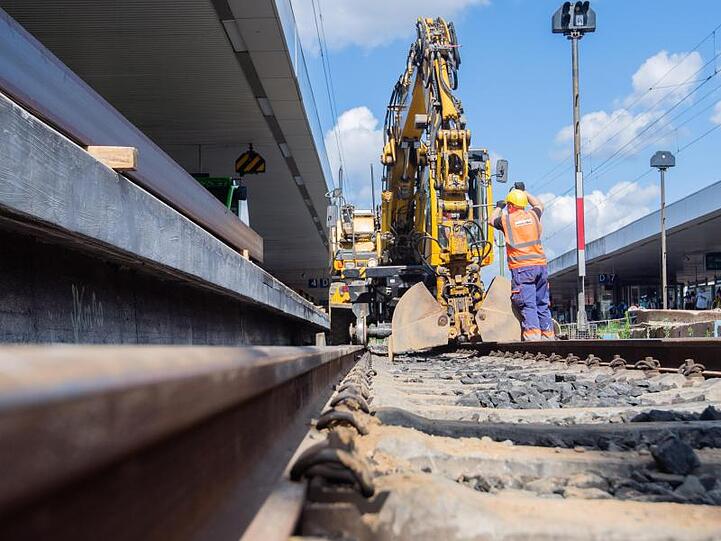 Ein Schienenbagger beginnt mit den Baumaßnahmen am Hauptbahnhof in Hannover.