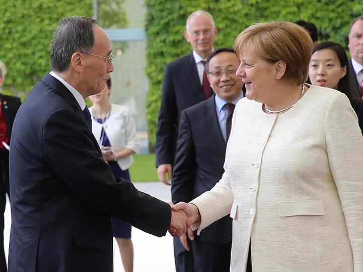 Bundeskanzlerin Angela Merkel empfängt im Bundeskanzleramt Wang Qishan, Vizepräsident von China, zu einem Gespräch.
