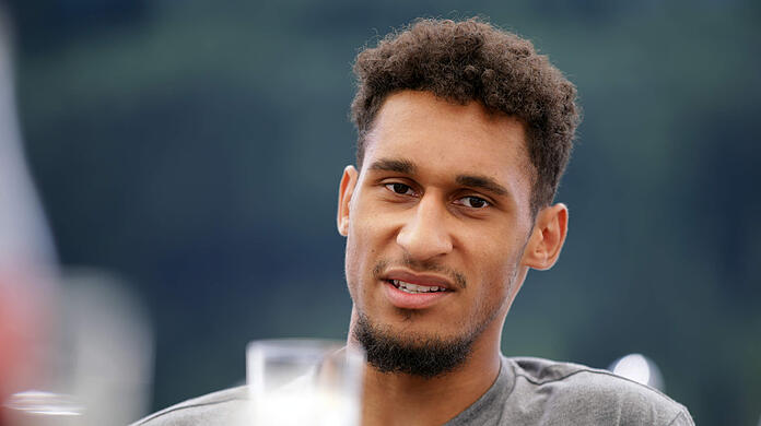 Neulöwe Kevin Goden traf sich am Montag auf der Dachterrasse des Hotel Dilly zum Plausch mit den mitgereisten Journalisten.