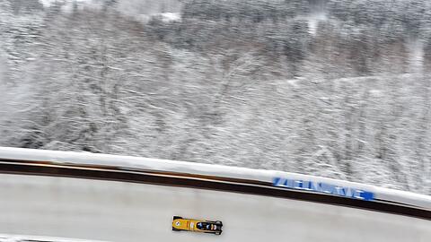 Kim Kalicki rast mit ihrem Bob durch den Eiskanal.