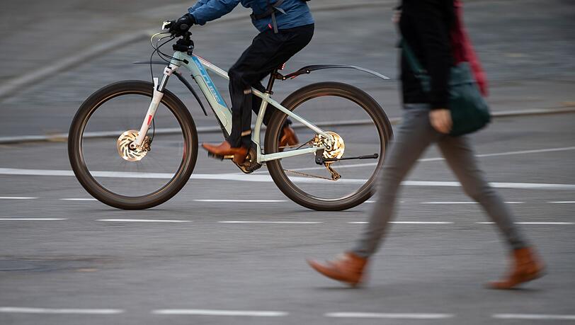 Zwei Männer haben ihre Fahrräder selbstständig zu E-Bikes umgebaut. Die Polizei hat das jetzt nur durch einen Zufall bemerkt. (Symbolbild)