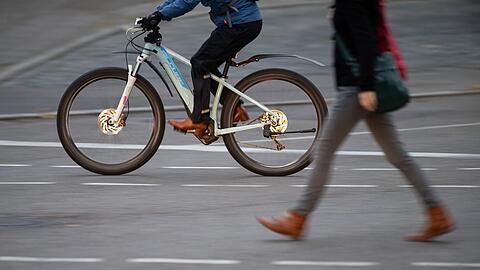 Zwei Männer haben ihre Fahrräder selbstständig zu E-Bikes umgebaut. Die Polizei hat das nur durch einen Zufall bemerkt. (Symbolbild)