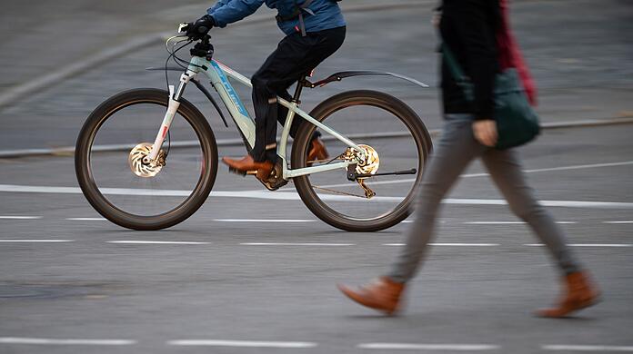 Zwei Männer haben ihre Fahrräder selbstständig zu E-Bikes umgebaut. Die Polizei hat das nur durch einen Zufall bemerkt. (Symbolbild)