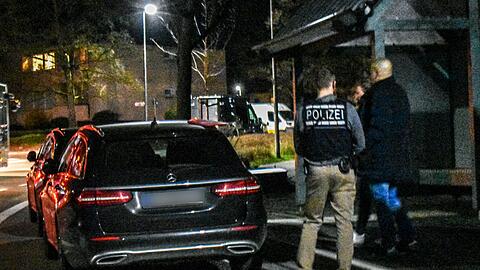 Einsatzkräfte des Kriminaldauerdienstes (KDD) und der Spurensicherung am Tatort.
