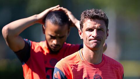 Für Thomas Müller (r) und Leroy Sané muss Ersatz her.