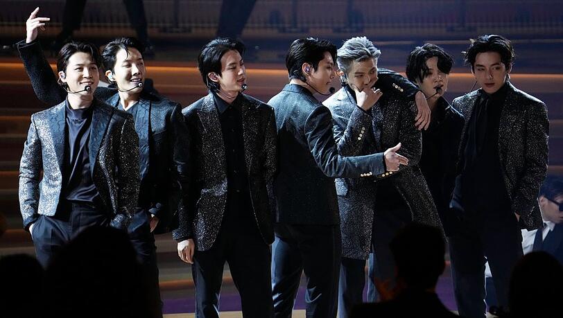 BTS standen 2022 zuletzt alle gemeinsam auf der B&uuml;hne, hier bei den Grammy Awards.