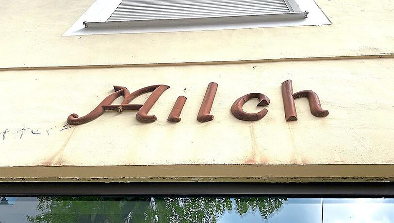 &bdquo;Milch&ldquo; - so steht es noch an der Fassade &uuml;ber dem Schaufenster an der Kaulbachstra&szlig;e 54. Aber aus dem fr&uuml;heren Kramerladen wird nun ein privates B&uuml;rocaf&eacute;.