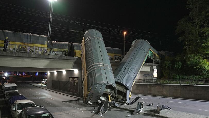 Zwei Waggons sind in München von einer Brücke gestürzt. Zwei Waggons sind in München von einer Brücke gestürzt.