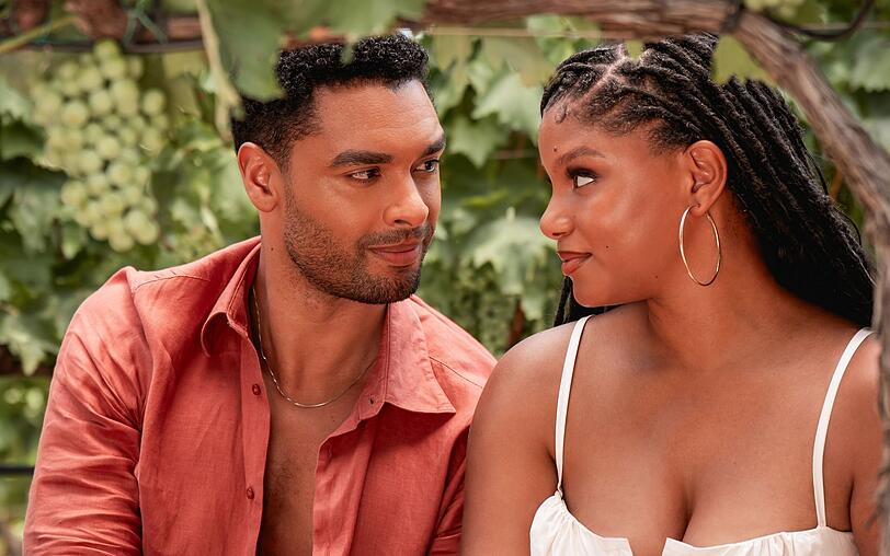 Michael (Regé-Jean Page) und Anna (Halle Bailey) verstehen sich gut. Aber es gibt ein Problem: Anna hat erzählt, dass sie mit Michaels Cousin verlobt sei, und im Hintergrund wird bereits die große italienische Traumhochzeit vorbereitet. Michael (Regé-Jean Page) und Anna (Halle Bailey) verstehen sich gut. Aber es gibt ein Problem: Anna hat erzählt, dass sie mit Michaels Cousin verlobt sei, und im Hintergrund wird bereits die große italienische Traumhochzeit vorbereitet.