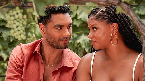 Michael (Reg&eacute;-Jean Page) und Anna (Halle Bailey) verstehen sich gut. Aber es gibt ein Problem: Anna hat erz&auml;hlt, dass sie mit Michaels Cousin verlobt sei, und im Hintergrund wird bereits die gro&szlig;e italienische Traumhochzeit vorbereitet.