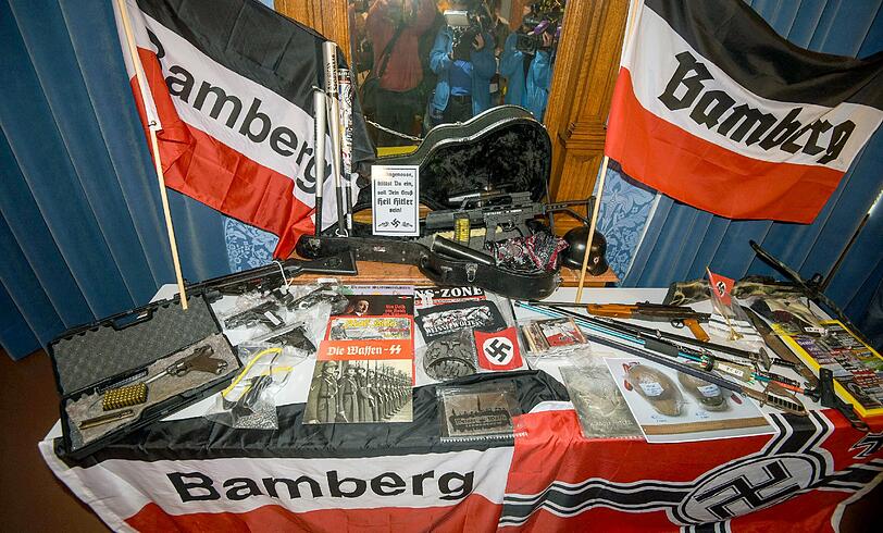 Die Polizei stellte auf einer Pressekonferenz einige beschlagnahmte Gegenstände vor, die bei den Razzien am 21.10.2015 im Bamberger Umkreis gegen die Rechtsextreme Szene durchgeführt wurden.