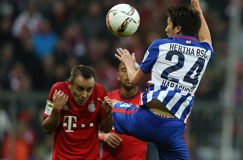 Keine Zukunft beim DFB: Bayern-Verteidiger Rafinha (l.)