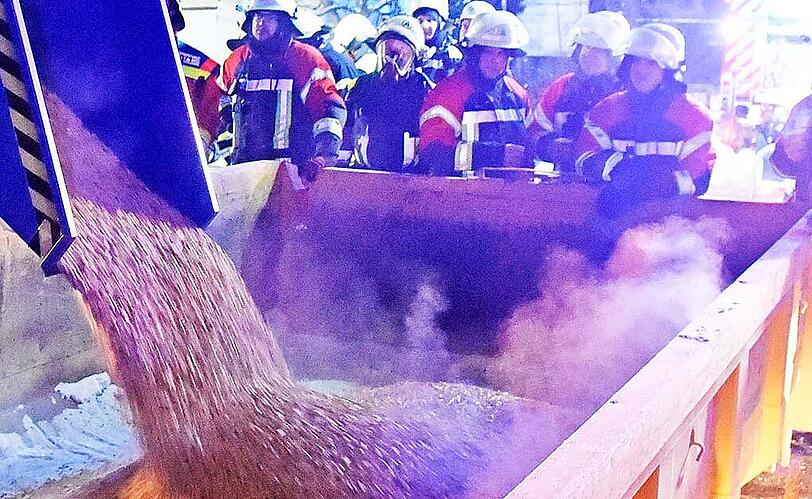 Bilder vom Feuerwehreinsatz in Forstinning. Unzählige Holzpellets haben in einem Lagerraum Feuer gefangen.