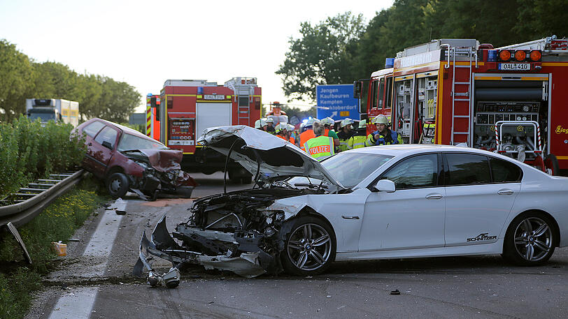 Schwerer Unfall auf der A96: Ein Geisterfahrer war in ein entgegen kommendes Auto gerast.