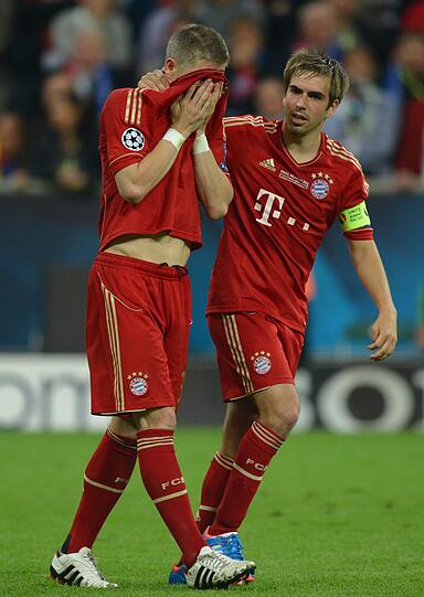 Trost vom Kapitän: Philipp Lahm (r.) mit Bastian Schweinsteiger, der
gegen Chelsea den letzten Bayern-Elfmeter vergibt.