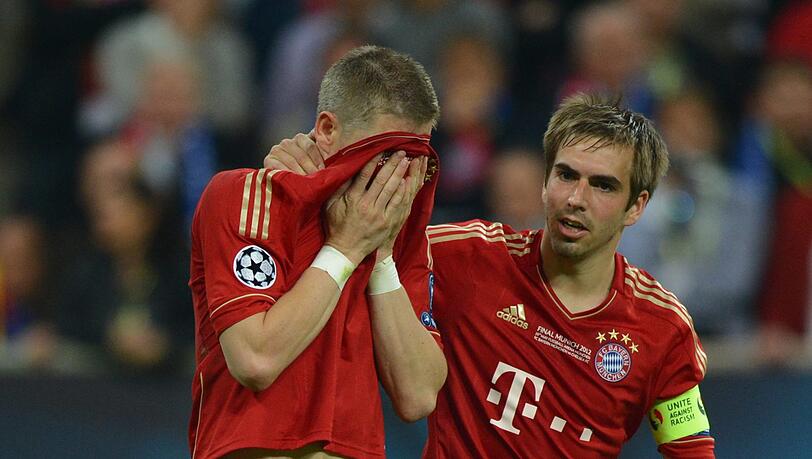 Trost vom Kapitän: Philipp Lahm (r.) mit Bastian Schweinsteiger, der
gegen Chelsea den letzten Bayern-Elfmeter vergibt. Trost vom Kapitän: Philipp Lahm (r.) mit Bastian Schweinsteiger, der
gegen Chelsea den letzten Bayern-Elfmeter vergibt.