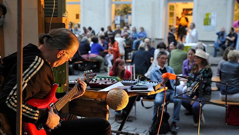 Ob auf der Straße oder in den Ateliers: Für musikalische Unterhaltung ist überall im Viertel gesorgt. Ob auf der Straße oder in den Ateliers: Für musikalische Unterhaltung ist überall im Viertel gesorgt.