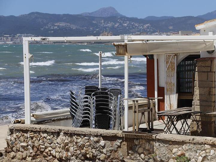 Mallorca: Eine Bar am Meer ist weiterhin geschlossen.