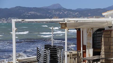 Mallorca: Eine Bar am Meer ist weiterhin geschlossen.