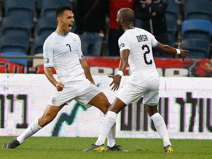 Eran Zahavi (l) und Eli Dasa feiern das 1:0 für Israel gegen Österreich.