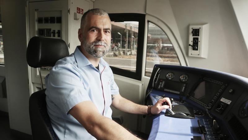 Lokführer-Quereinsteiger Vincenzo Traviglia im Führerstand eines Regionalverkehrszuges. Lokführer-Quereinsteiger Vincenzo Traviglia im Führerstand eines Regionalverkehrszuges.