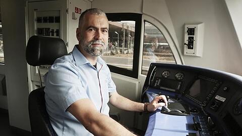 Lokführer-Quereinsteiger Vincenzo Traviglia im Führerstand eines Regionalverkehrszuges.