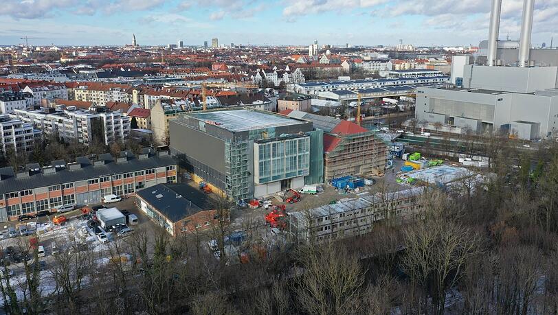 Die bald fertige Interimsphilharmonie neben der demkmalgeschützten Trafohalle auf dem Gelände des Gasteig-Ausweichquartiers am Mittleren Ring gegenüber dem Heizkraftwerk Süd am Brudermühltunnel. Ursprünglich war nur eine Holzkiste geplant, aus Brandschutzgründen ist der Bau massiv. Die bald fertige Interimsphilharmonie neben der demkmalgeschützten Trafohalle auf dem Gelände des Gasteig-Ausweichquartiers am Mittleren Ring gegenüber dem Heizkraftwerk Süd am Brudermühltunnel. Ursprünglich war nur eine Holzkiste geplant, aus Brandschutzgründen ist der Bau massiv.