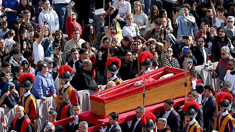 Der tote Papst Franziskus wird im offenen Sarg in den Petersdom gebracht.