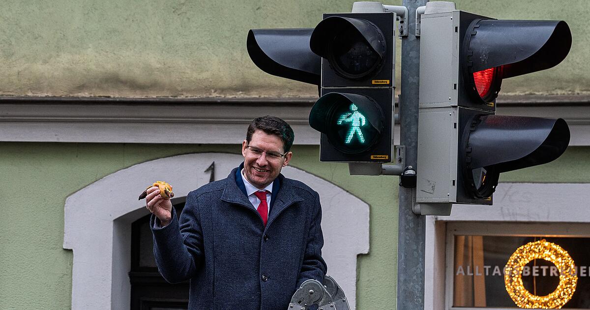 Coburg-w-rdigt-die-Bratwurst-mit-Ampelm-nnchen