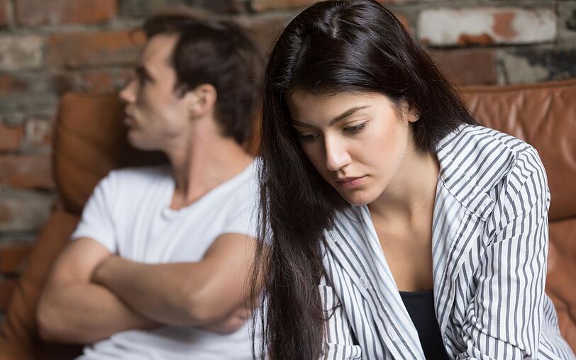 Das gilt nicht nur für die Smartphone-Nutzung: Hat ein Partner in einer Beziehung das Gefühl, nicht mehr von Interesse zu sein oder fühlt sich ausgeschlossen, kann es passieren, dass er oder sie sich die nötige Bestätigung und Aufmerksamkeit woanders holt. Das kann bedeuten, dass der Partner sich diese Anerkennung, die Sie ihm nicht geben, in einer Affäre sucht. Das gilt nicht nur für die Smartphone-Nutzung: Hat ein Partner in einer Beziehung das Gefühl, nicht mehr von Interesse zu sein oder fühlt sich ausgeschlossen, kann es passieren, dass er oder sie sich die nötige Bestätigung und Aufmerksamkeit woanders holt. Das kann bedeuten, dass der Partner sich diese Anerkennung, die Sie ihm nicht geben, in einer Affäre sucht.