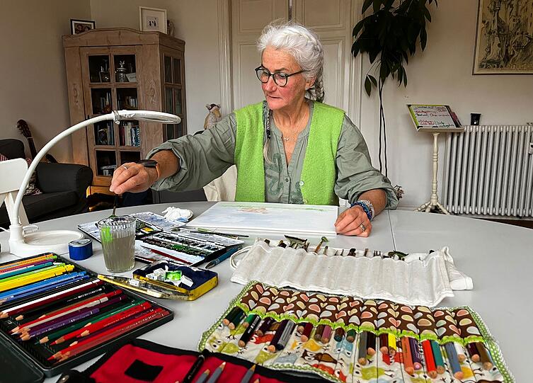 Geistige und körperliche Aktivität sind wichtig bei einer Demenzerkrankung. Britta musste ihre Arbeit als Lehrerin aufgeben. Seitdem widmet sie sich vermehrt ihrem Hobby, dem Malen. Drei Kinderbücher hat sie zudem geschrieben und selbst illustriert. Geistige und körperliche Aktivität sind wichtig bei einer Demenzerkrankung. Britta musste ihre Arbeit als Lehrerin aufgeben. Seitdem widmet sie sich vermehrt ihrem Hobby, dem Malen. Drei Kinderbücher hat sie zudem geschrieben und selbst illustriert.