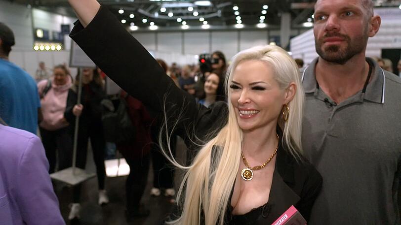 Daniela Katzenberger ist überwältigt, als sie ihre Fans sieht. Daniela Katzenberger ist überwältigt, als sie ihre Fans sieht.