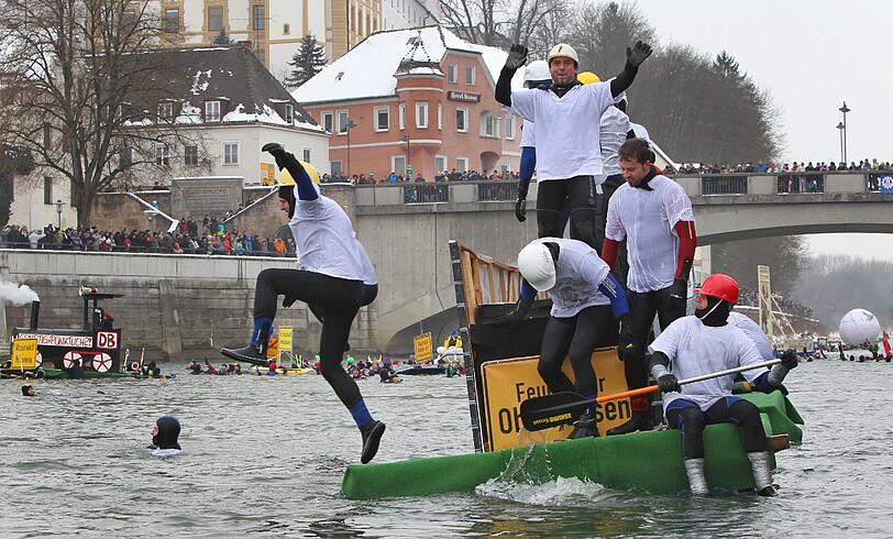 Kaltes Vergnügen: Das traditionellen Donauschwimmen bei Neuburg. Die Bilder