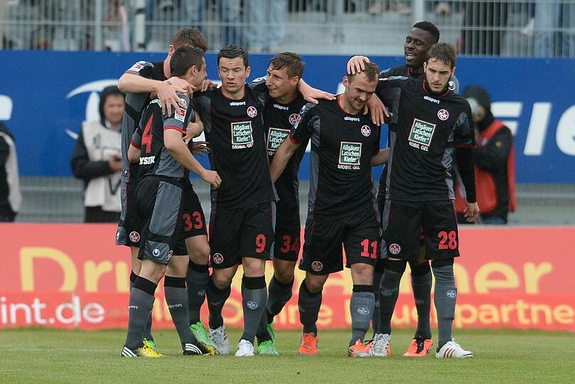 Die Mannschaft von Kaiserslautern jubelt in Regensburg nach dem Treffer zum 0:1 von Erwin Hoffer (11).