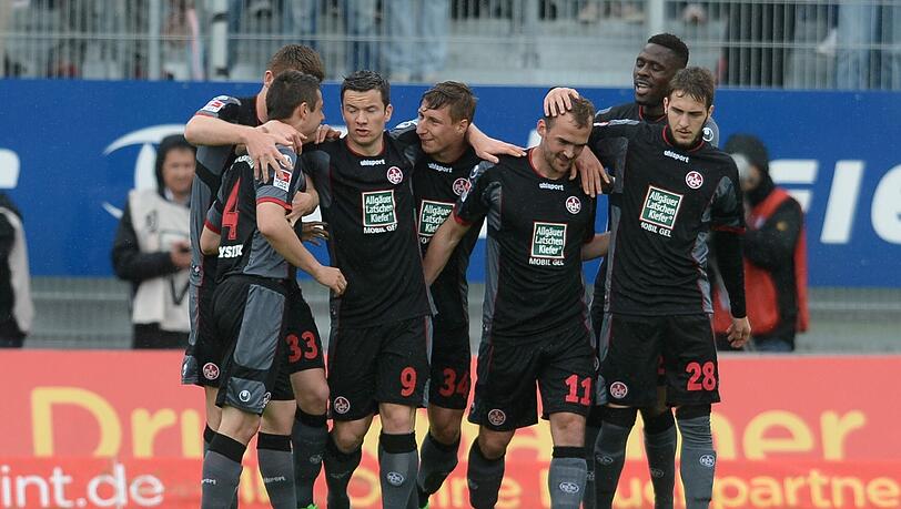 Die Mannschaft von Kaiserslautern jubelt in Regensburg nach dem Treffer zum 0:1 von Erwin Hoffer (11). Die Mannschaft von Kaiserslautern jubelt in Regensburg nach dem Treffer zum 0:1 von Erwin Hoffer (11).