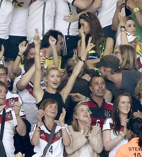 Lena Gercke, Sarah Brandner, Cathy Fischer. Sehen Sie hier, wie die besseren Hälften unserer DFB-Kicker das 7:1 gegen Brasilien miterlebt haben.