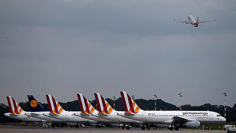 Während die einen abheben, bleiben die Germanwings-Maschinen am Boden. Während die einen abheben, bleiben die Germanwings-Maschinen am Boden.